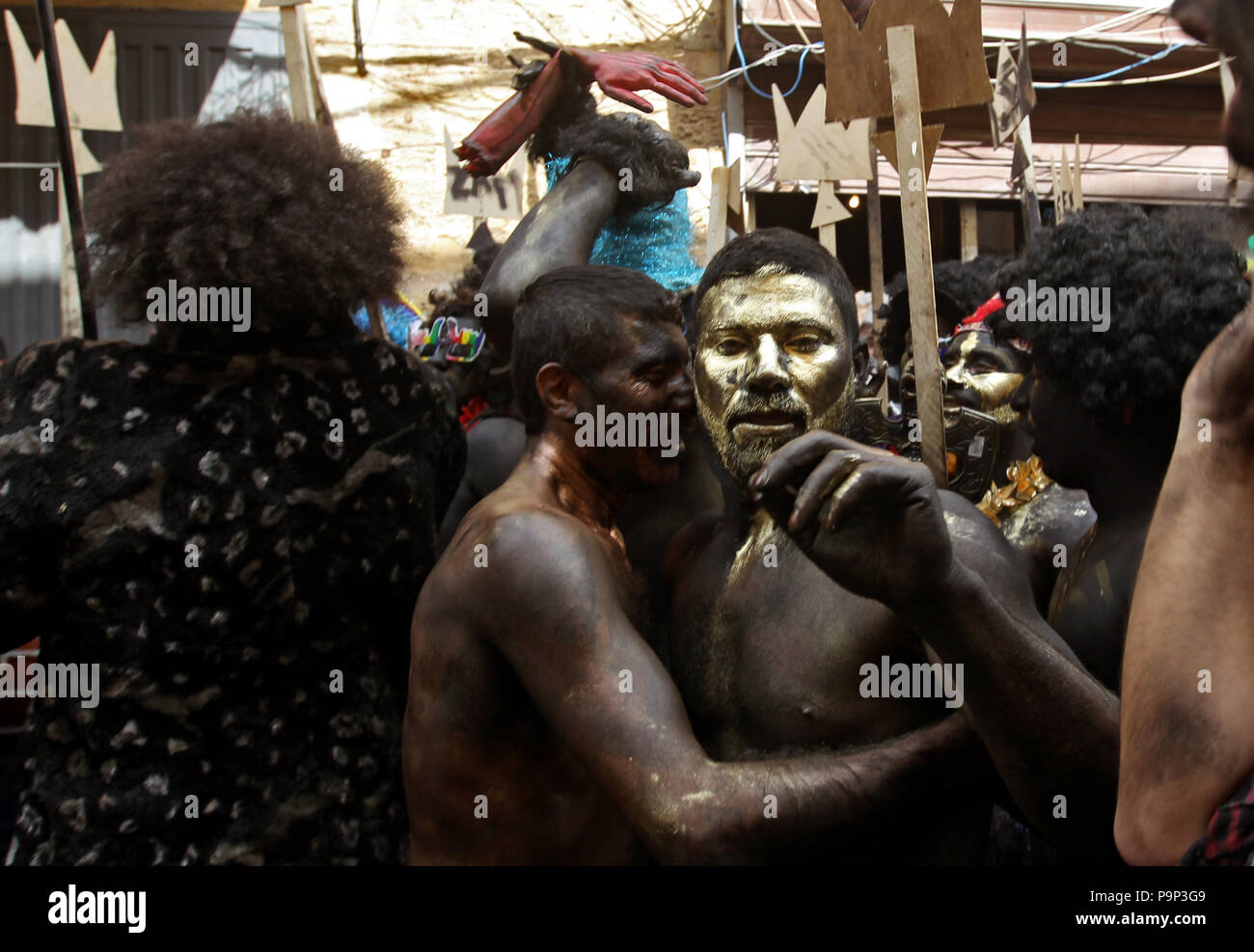 Nachtschwärmer nehmen an Zambo Karneval im Norden libanesischen Stadt Tripoli hielt die letzte Periode der Überschreitung der Christlichen Griechischen orthodoxen Fastenzeit zu markieren Stockfoto