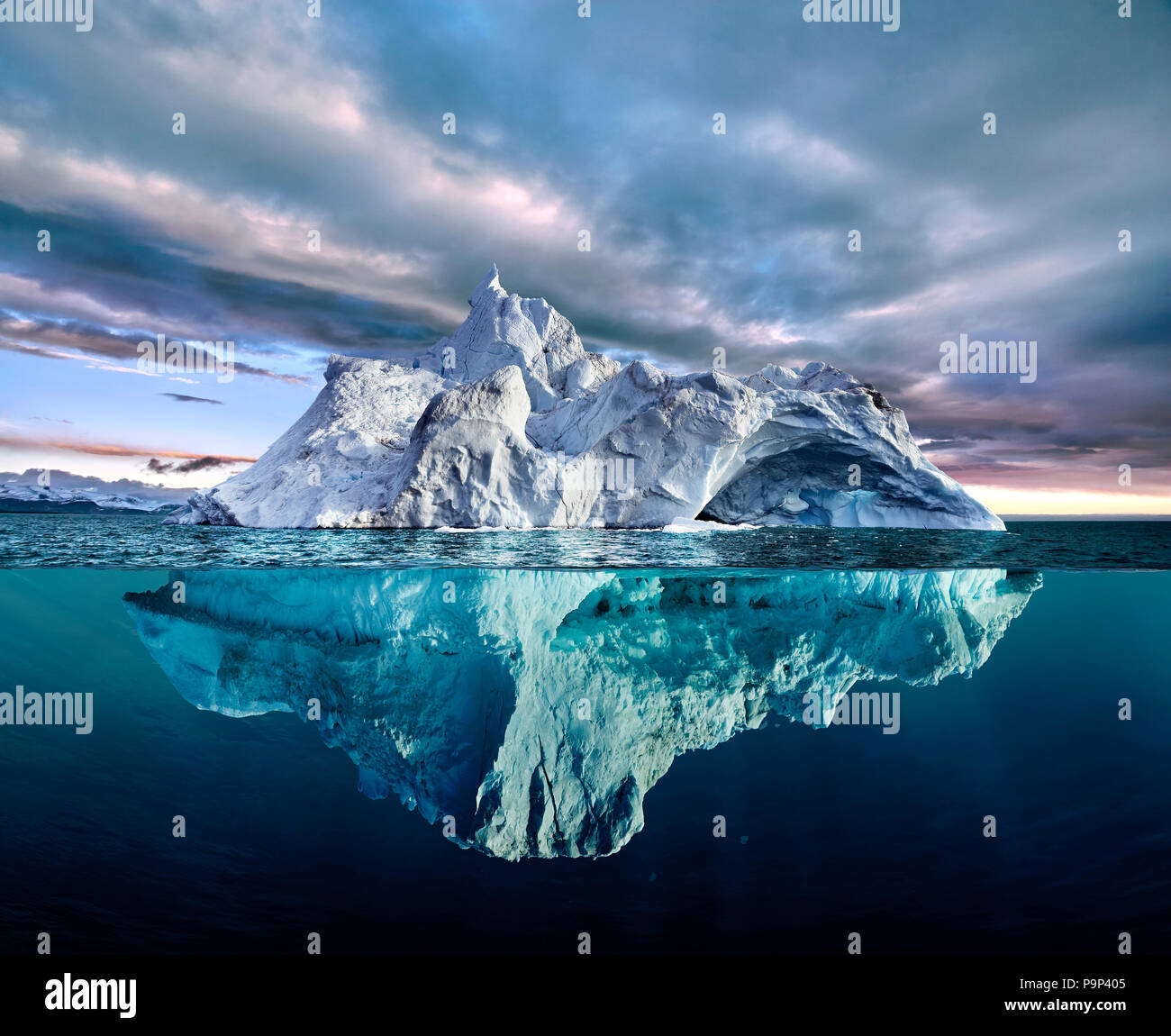 Eisberg mit oben und Unterwasser-Blick in Grönland Stockfotografie - Alamy