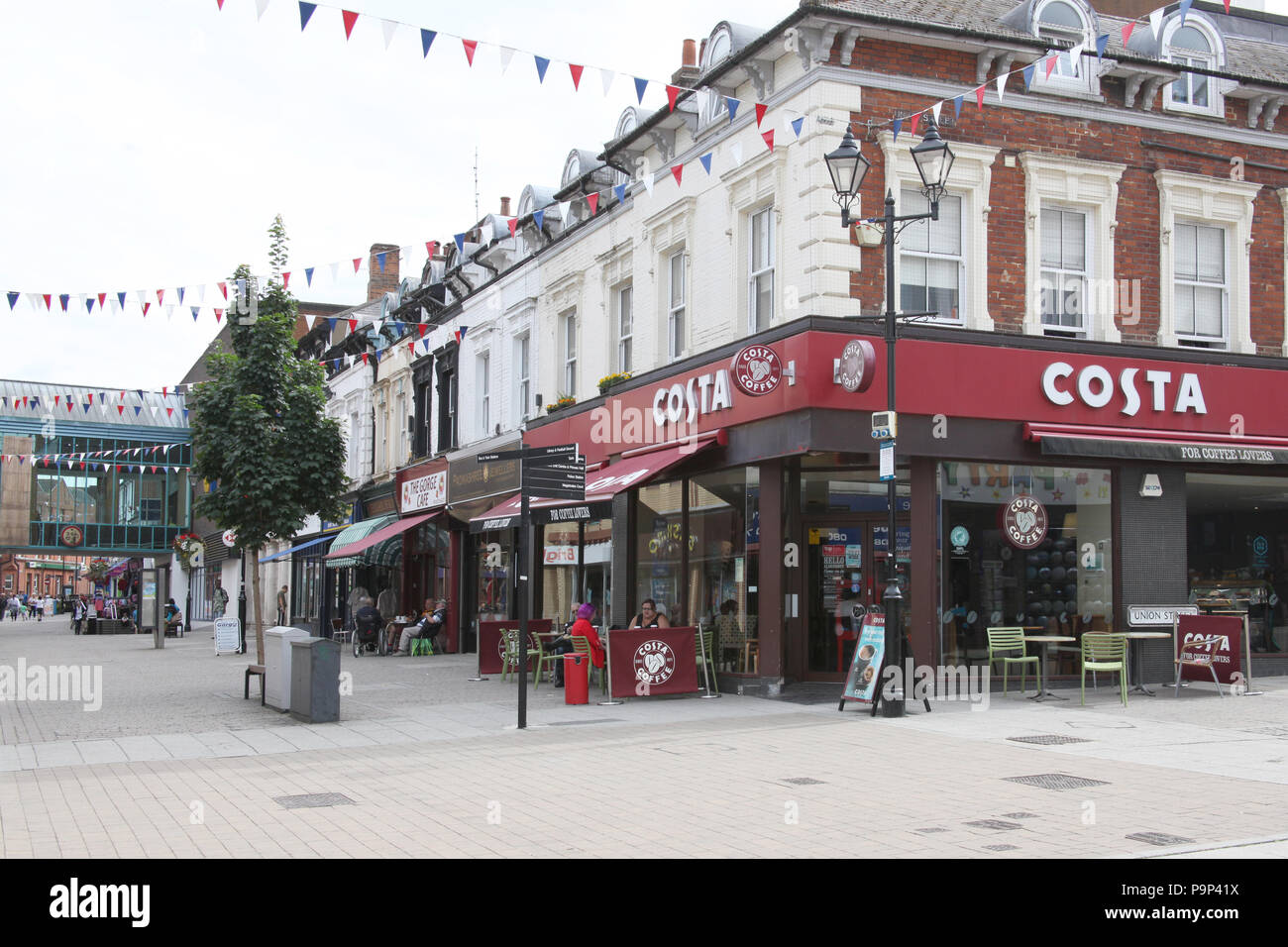 Das Einkaufsviertel in Aldershot, Großbritannien mit Costa Coffee prominent. Stockfoto