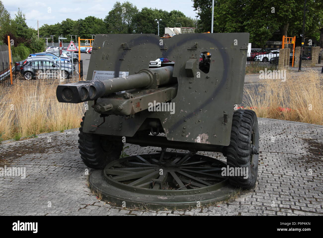 25 Pounder British field Gun und haubitze am Ansatz für Aldershot Bahnhof, England gefunden. Stockfoto