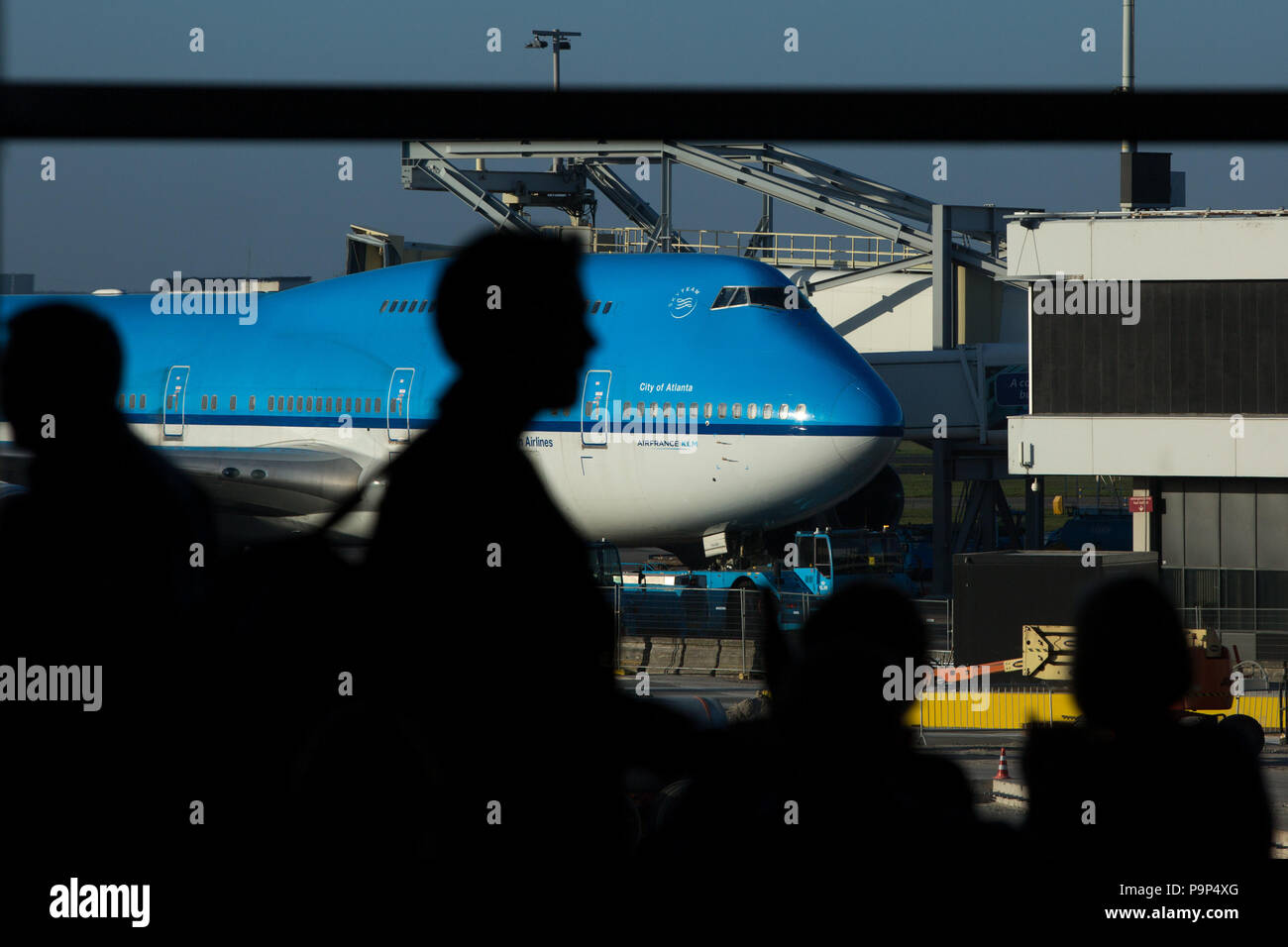 Passagiere für ihre Flüge an den Internationalen Flughafen Schiphol, Amsterdam, Niederlande, warten Stockfoto