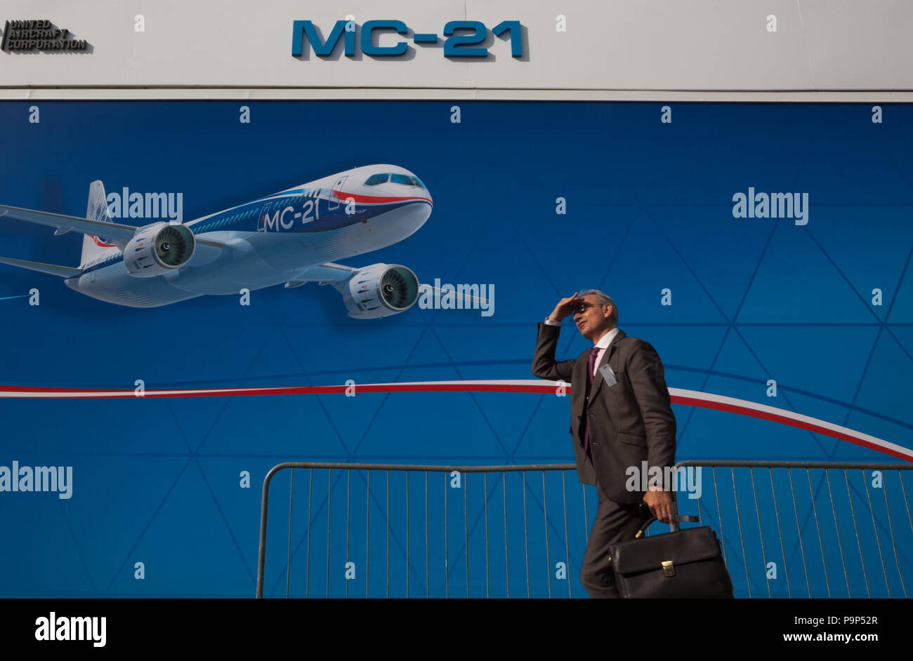 Ein Geschäftsmann Spaziergänge in der Nähe des Irkut MC-21 Flugzeug Werbung auf der Paris Airshow 2013, in Le Bourget, Frankreich Stockfoto