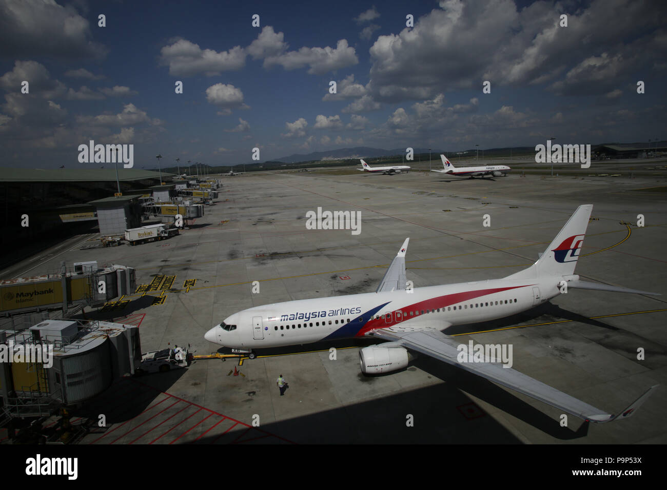 Die Boeing 737-800 der Malaysia Airlines dargestellt durch das Glas am Internationalen Flughafen Kuala Lumpur, Malaysia. Stockfoto