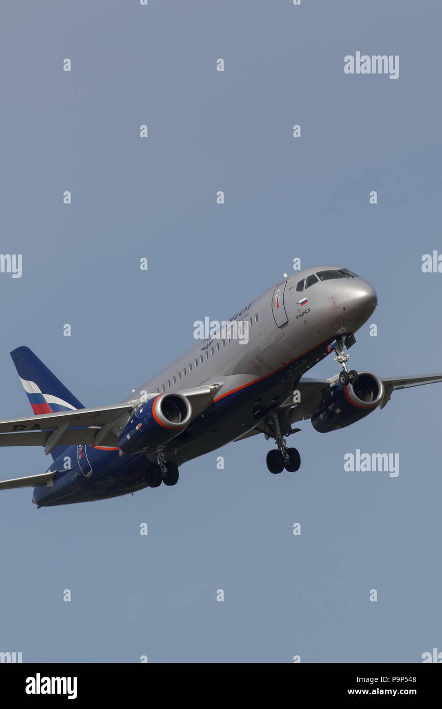 Die Sukhoi Superjet-100 Regional Jet Flugzeug der Aeroflot Russian Airlines in der Luft. Stockfoto