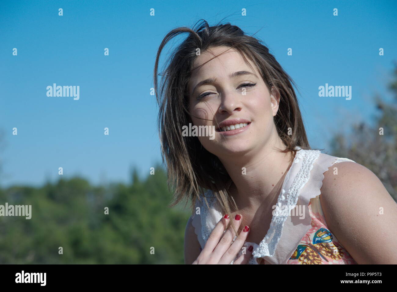 Closeup Portrait von attraktiven jungen Dame Spaß im Freien Stockfoto