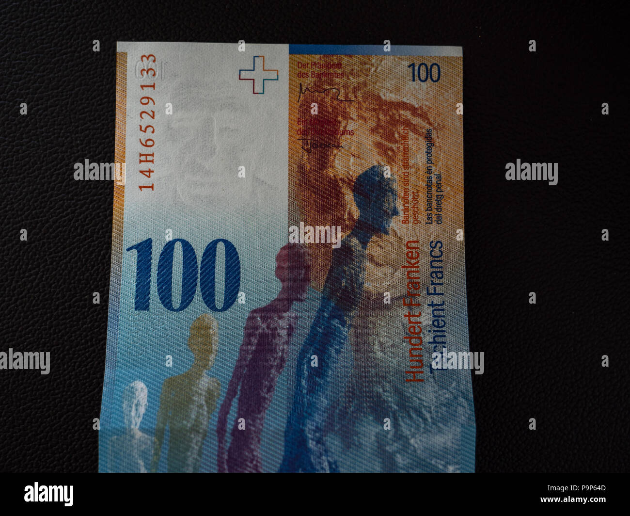 Hundert schweizer Franken auf schwarzem Hintergrund Schweizer Währung Stockfoto