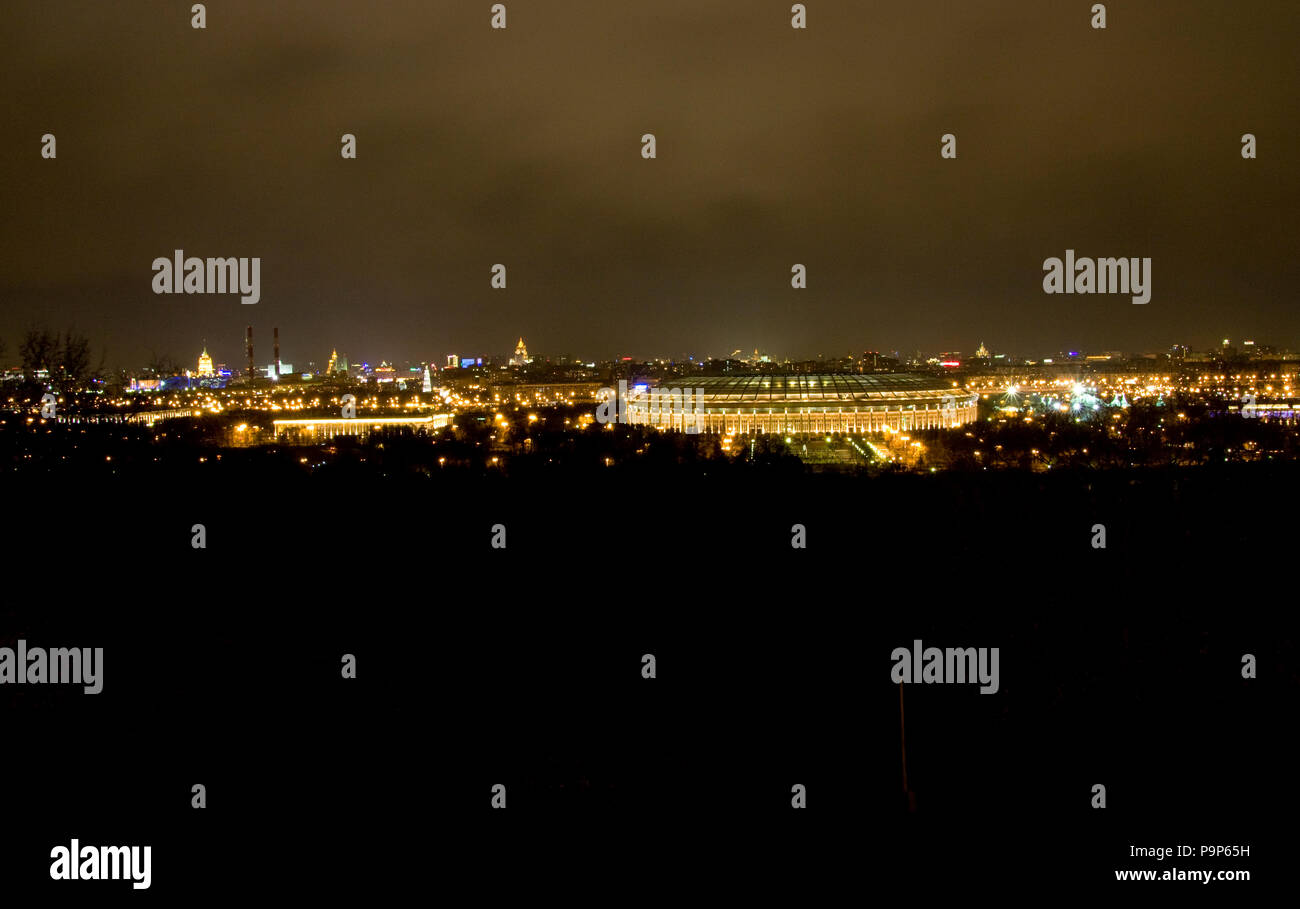 Blick auf Luzhniki Stadion von Vorobyovy Hügeln in der Nähe der Universität Moskau in der Nacht in Moskau Russland Stockfoto