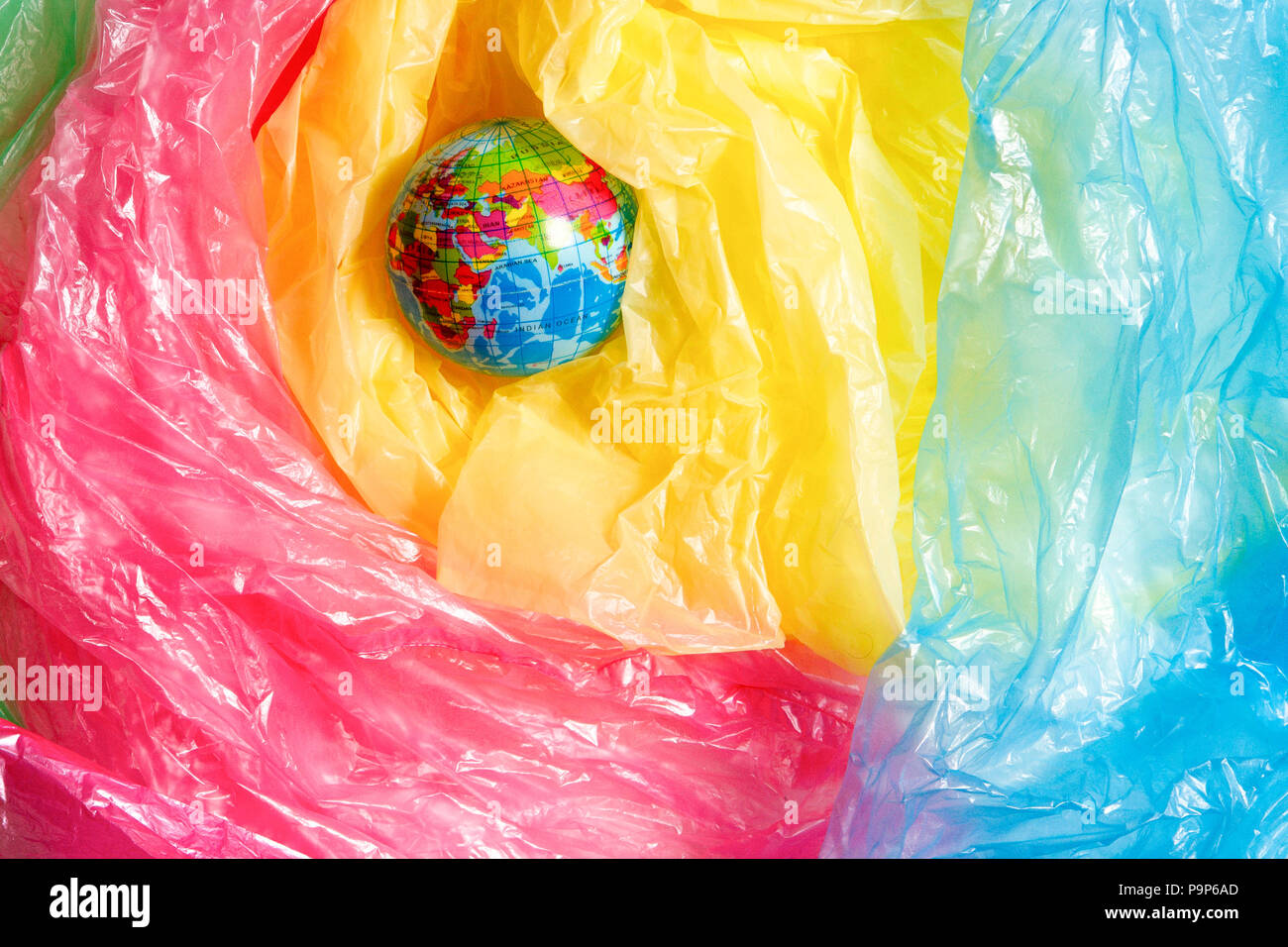 Kleine Welt zwischen einem Haufen von Plastiktüten. Kunststoff übermäßige Verwendung problem Konzept Stockfoto