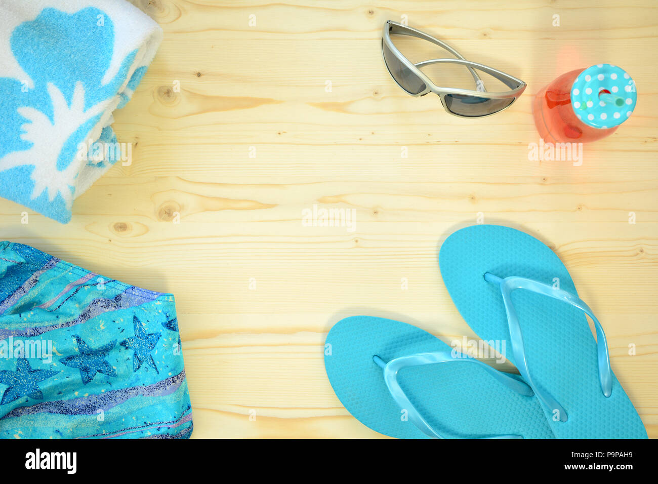 Strand in Flach Zusammensetzung auf die natürlichen Kiefer Hintergrund mit Platz für Ihren Text Stockfoto