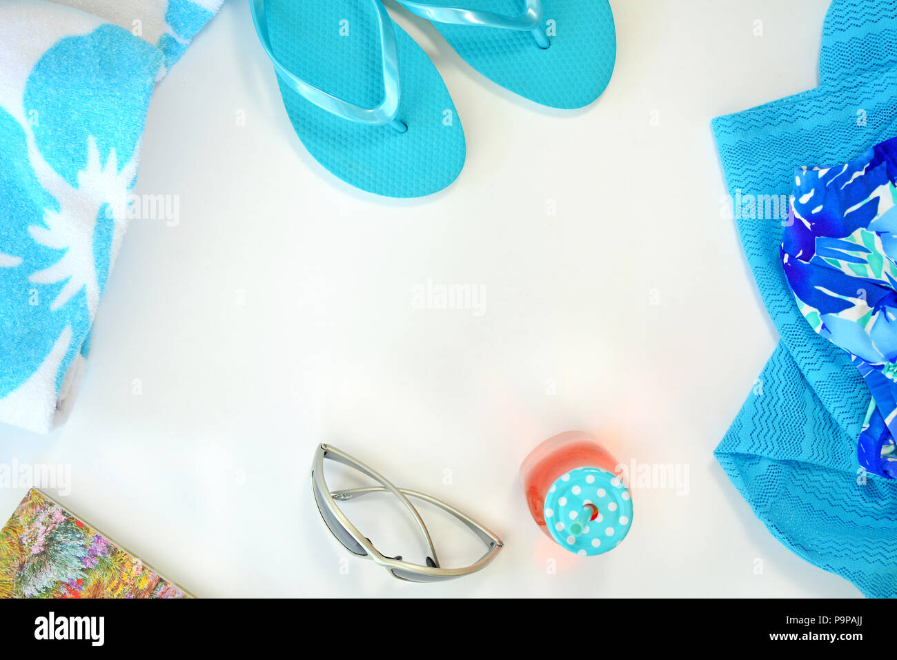 Strand Reihen auf weißem Hintergrund in Flach Zusammensetzung mit Platz für Ihren Text Stockfoto