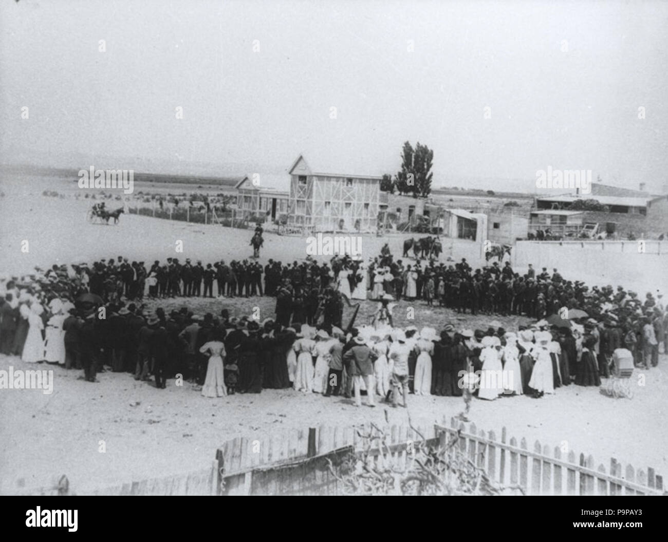 . Deutsch: Das eisteddfod war ein wichtiges Ereignis in der Walisischen Siedlung, und es ist jedes Jahr immer noch in der chubut Tal und in den Ausläufern der Anden. ca. 1880 93 ein Waliser Eisteddfod in Patagonien, c 1880 statt Stockfoto . Deutsch: Das eisteddfod war ein wichtiges Ereignis in der Walisischen Siedlung, und es ist jedes Jahr immer noch in der chubut Tal und in den Ausläufern der Anden. ca. 1880 93 ein Waliser Eisteddfod in Patagonien, c 1880 statt Stockfoto