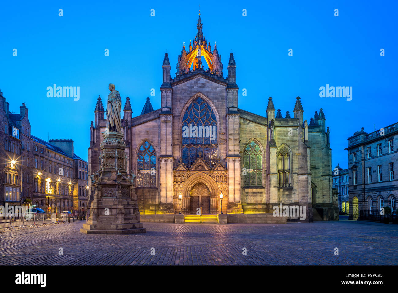 Nacht Blick auf die St. Giles Kathedrale in Edinburgh. Stockfoto
