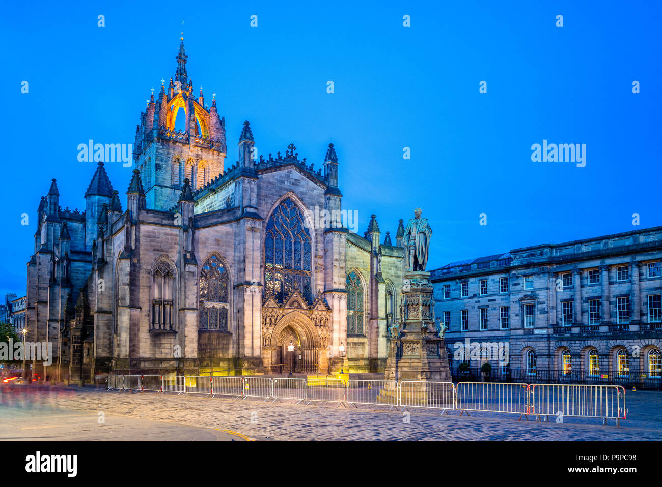 Nacht Blick auf die St. Giles Kathedrale in Edinburgh. Stockfoto