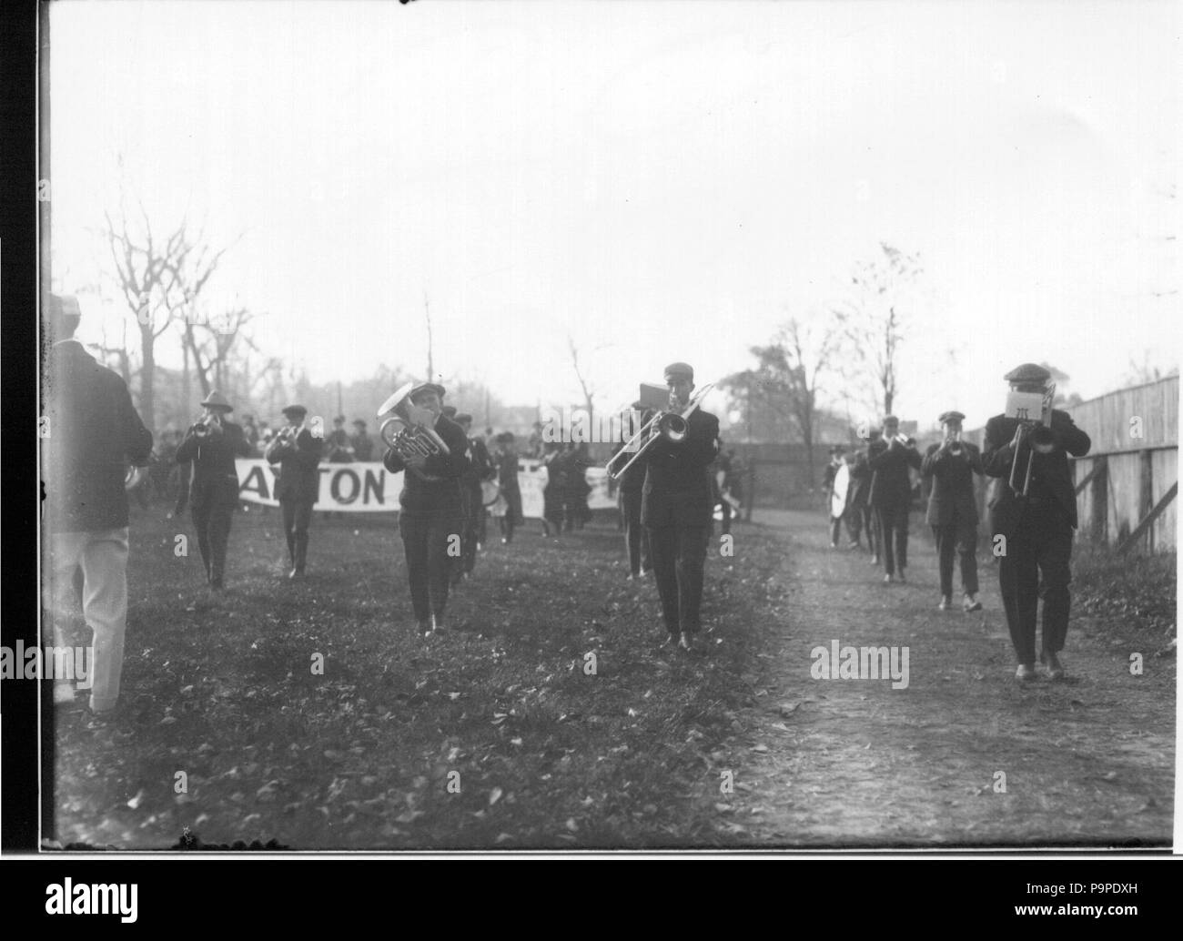 176 Band marschieren Miami-Denison Fußballspiel 1914 (3191358777) Stockfoto