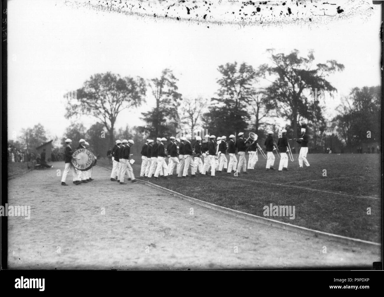 176 Band auf Feld bei Miami-Oberlin Fußballspiel 1923 (3191648944) Stockfoto