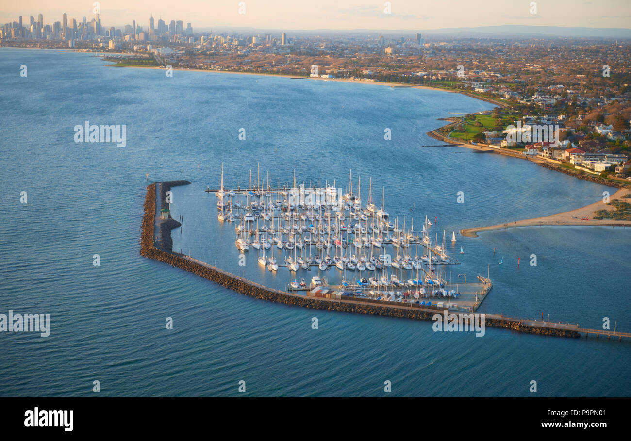 Ariel Ansicht von Elwood Segelclub und Marina mit Melbourne CBD in der Ferne am Horizont. Stockfoto