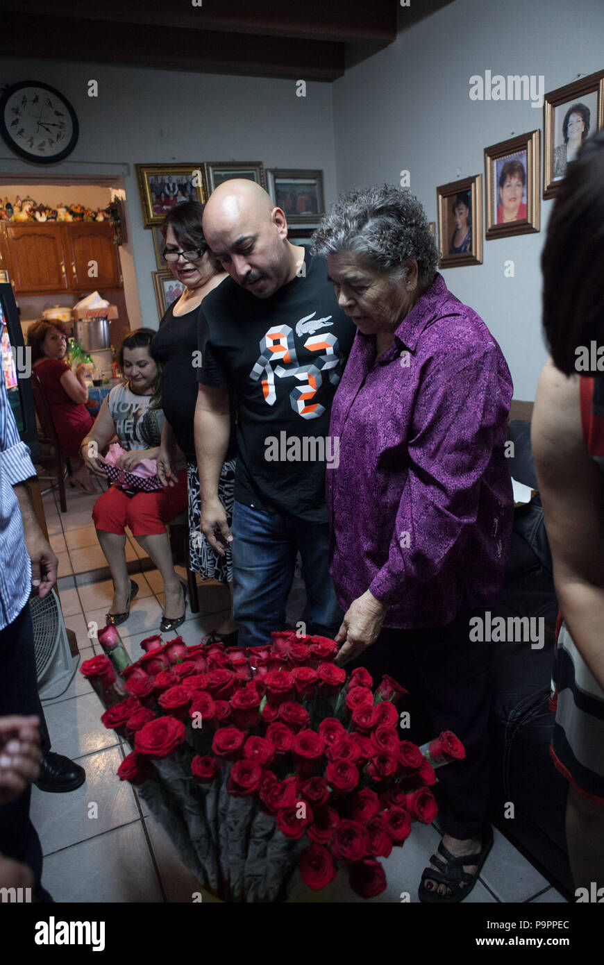 EXCLUSIVO. Lupillo Rivera visita a su Familia (Tios, primos) de Hermosillo Sonora, llevo Flores a la Casa de su Abuela llamada Dolores Real (LOLA) p Stockfoto