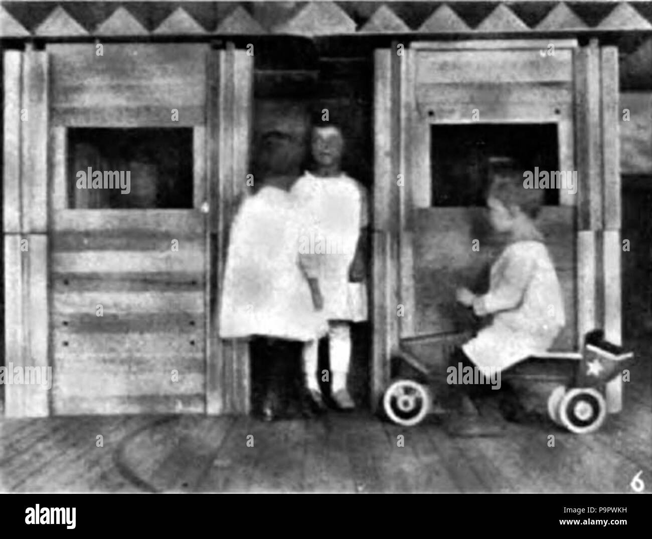 124 Americana 1920 Kindergarten im Inneren des Hauses spielen Stockfoto