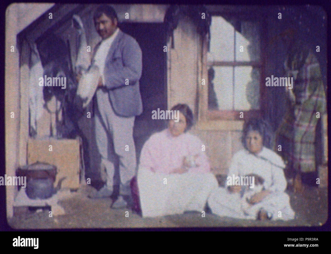 194 Bella - Maori Frau mit Mann und Kind und 2 Hunde vor Haus in Hot Springs LCCN 2004707870 Stockfoto