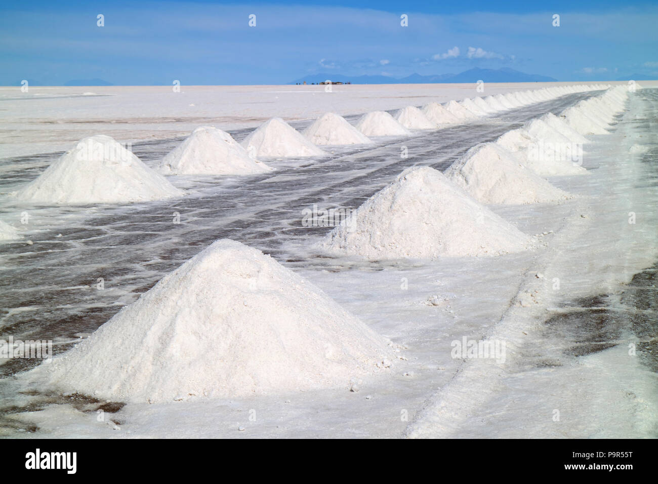 Stapel des trocknenden Salz auf den Uyuni Salzebenen oder Salar de Uyuni, Potosi, Bolivien, Südamerika Stockfoto