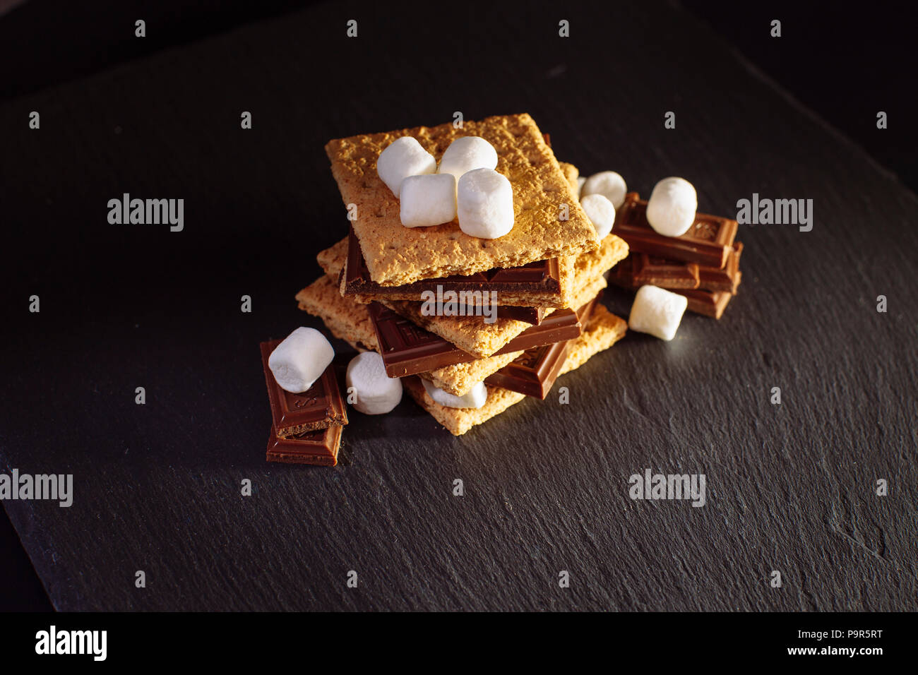 Dunkle moody Stil von S'mores Sommer im Studio Stockfoto