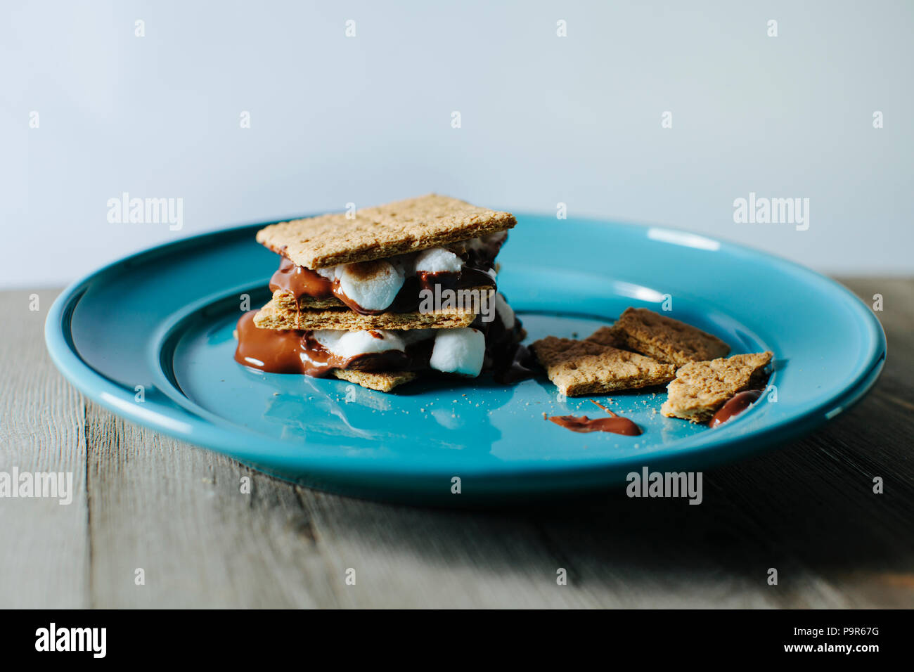 S'mores Sommer Dessert geschmolzen auf einem blauen Platte Stockfoto