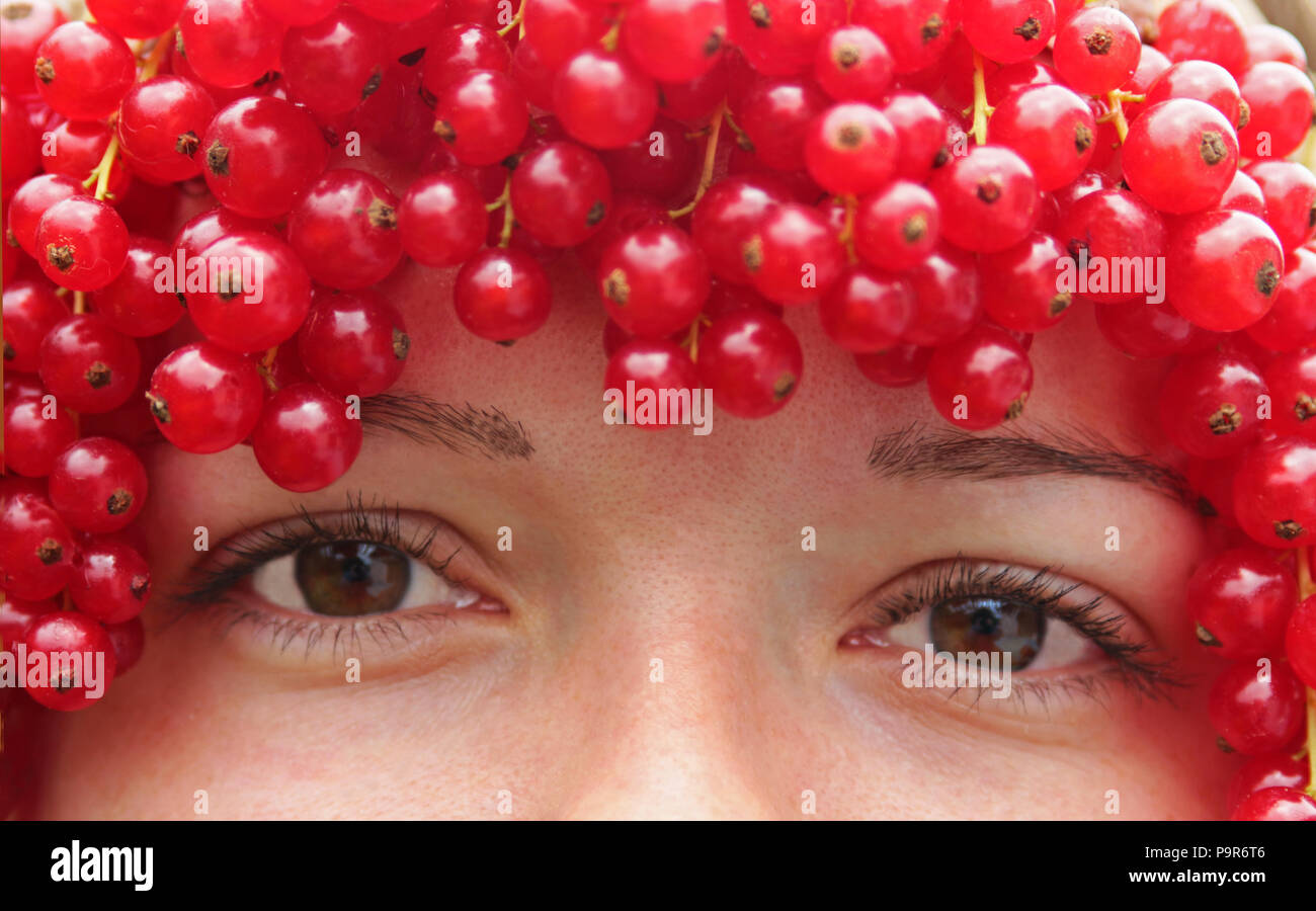 Sommer Mädchen mit roten Beeren auf dem Kopf Stockfoto