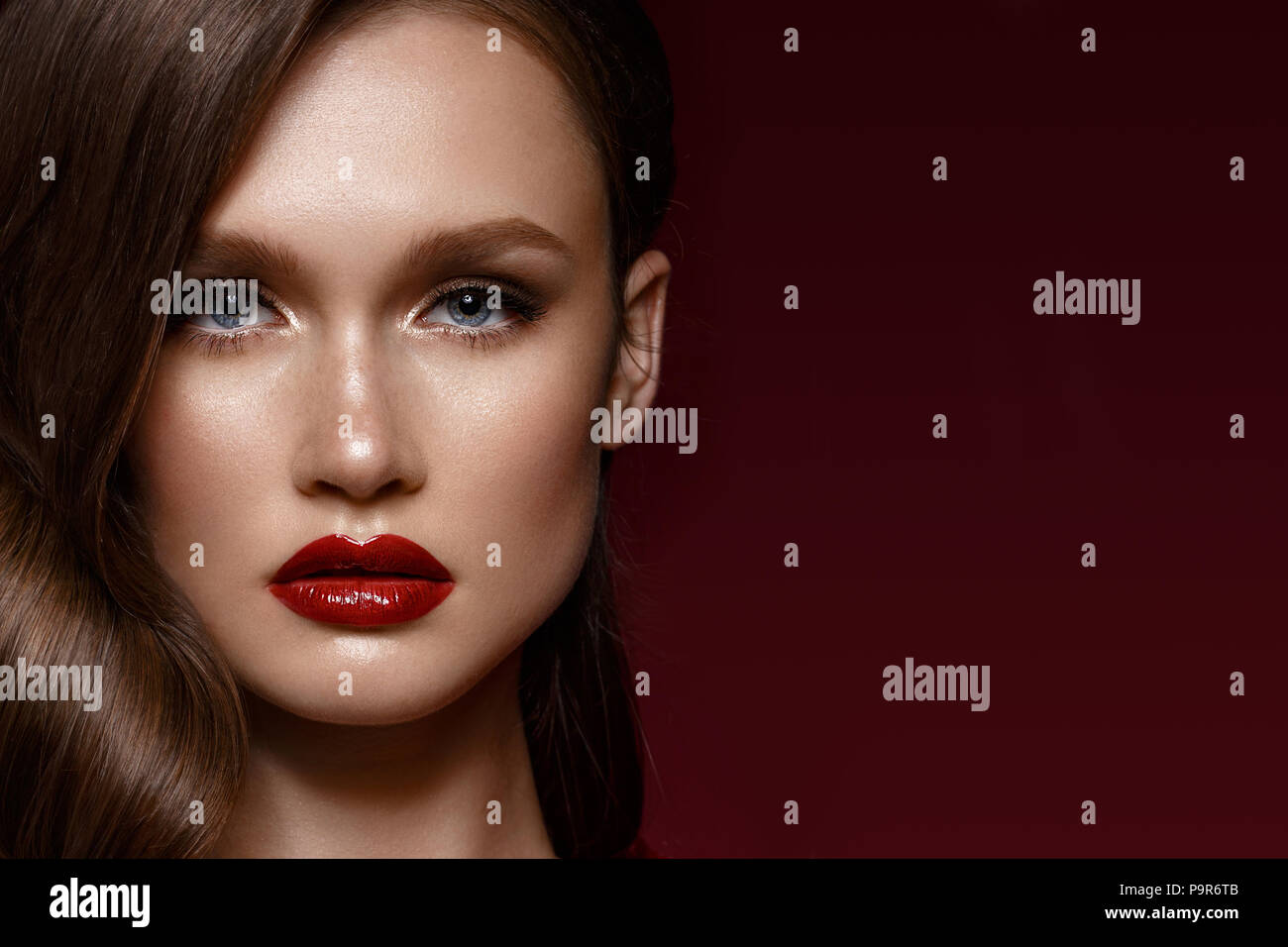 Ein Schones Madchen Mit Abend Make Up Ein Locken Wellen Und Roten Lippen Schonheit Gesicht Foto Im Studio Aufgenommen Stockfotografie Alamy