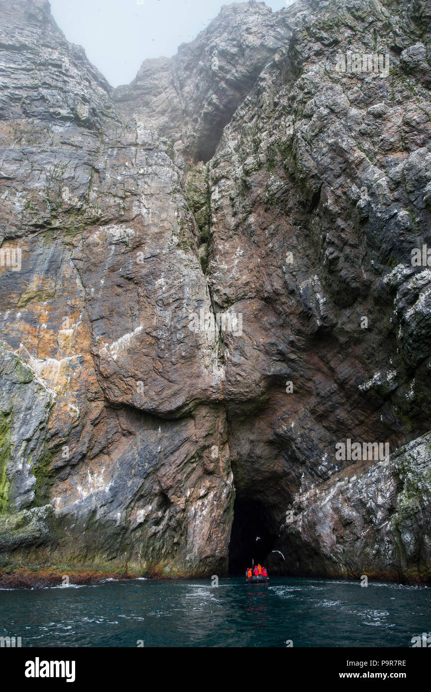 Sternzeichen mit Touristen erkunden die Vogelfelsen der Insel Bjørnøya (Bär), Spitzbergen Stockfoto