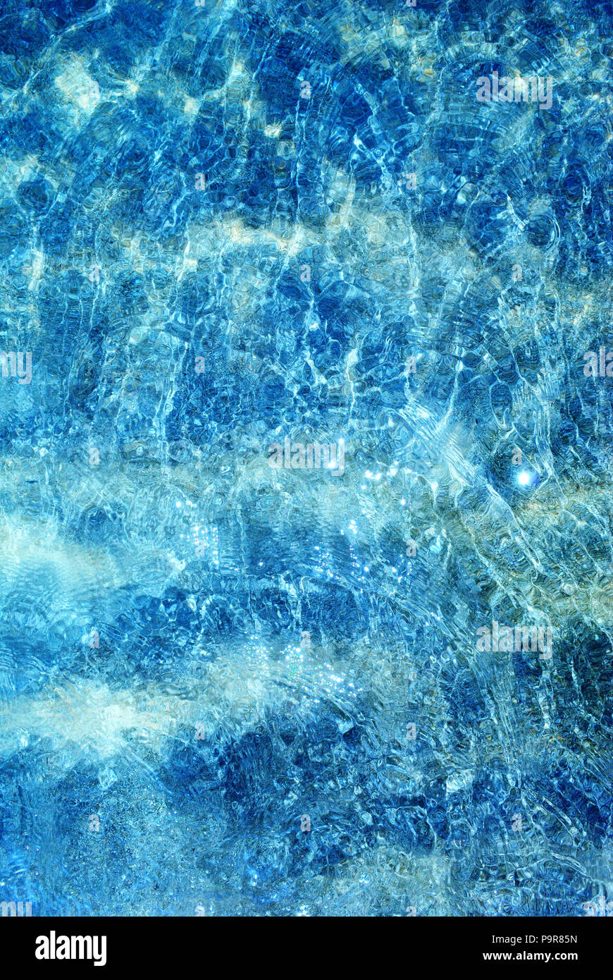 Sommer minimalistischen Hintergrund, Meer mit kristallklarem, blauen und glitzernden Wasser von oben, vertikal Stockfoto