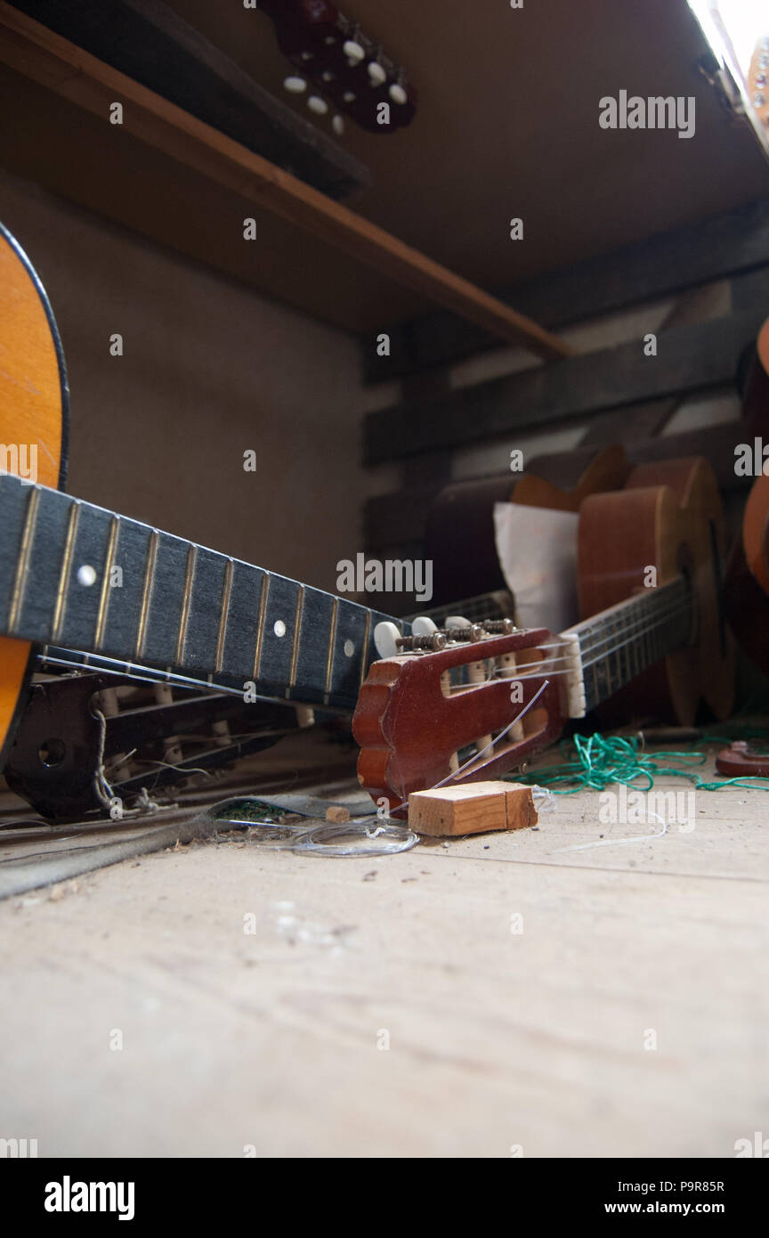 Gitarren werden in einem Workshop in Schottland repariert Stockfoto