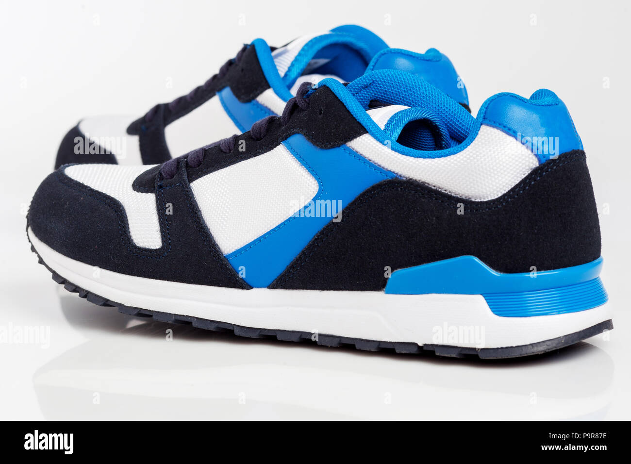 Sport laufen oder walken Schuhe auf weißem Hintergrund Sport laufen oder walken Schuhe auf weißem Hintergrund