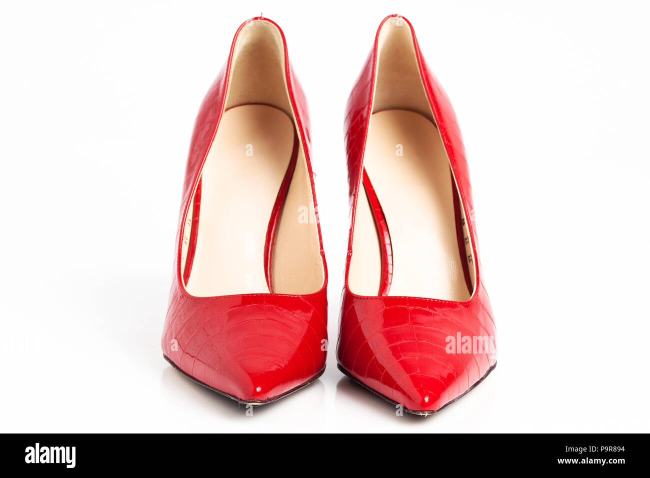 Red High Heel Schuhe auf einem weißen Hintergrund. Stockfoto