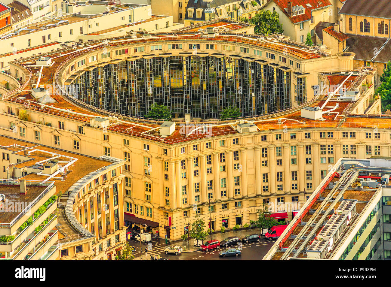 Luftaufnahme von Details von Les Echelles du Barock rund um den Jardin des Colonnes auf dem Place de Seoul von Tour Montparnasse. Pariser Stil Architektur Details. Frankreich in Europa. Sonnenuntergang geschossen. Stockfoto