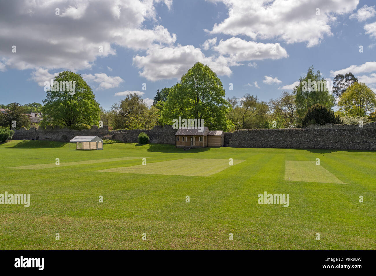 Winchester College Sportplatz mit einem Teil der alten Stadtmauer, Hampshire, England begrenzt. Stockfoto