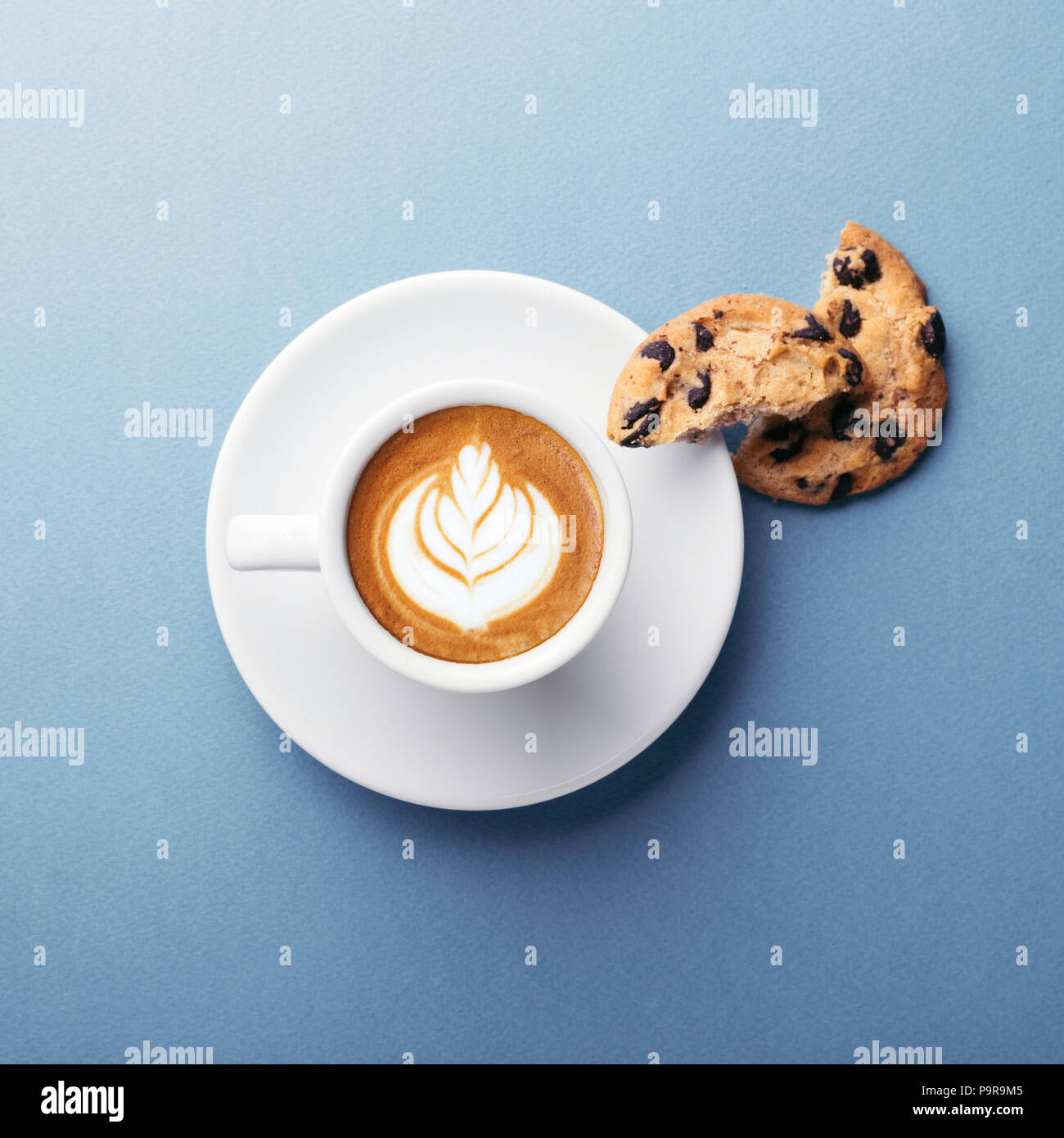 Eine Tasse Kaffee und American Cookies mit Schokoladenstückchen auf grauem Hintergrund. Ansicht von oben. Stockfoto