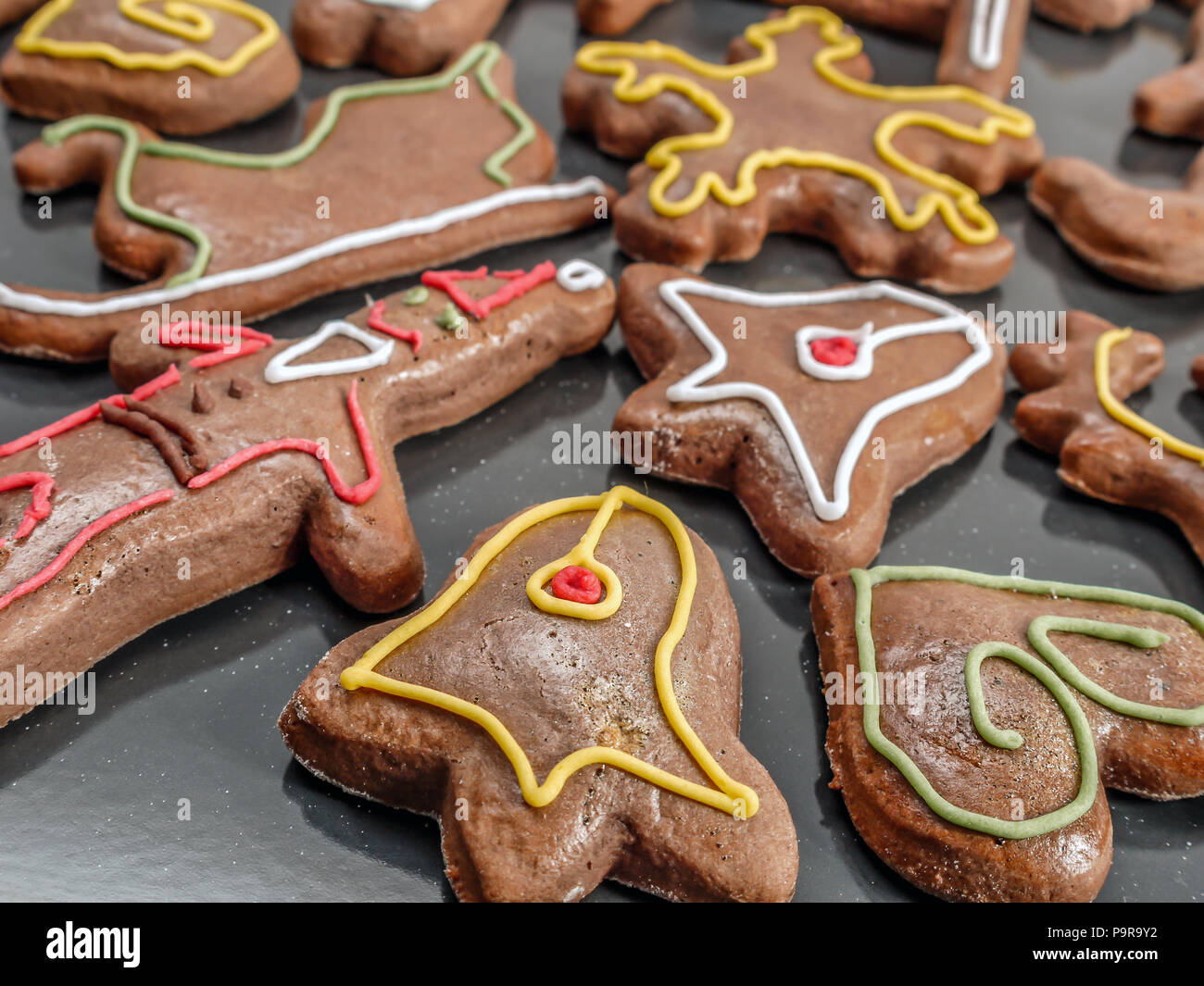 Saisonal geprägt Lebkuchen cookies mit bunter Zuckerglasur Stockfoto