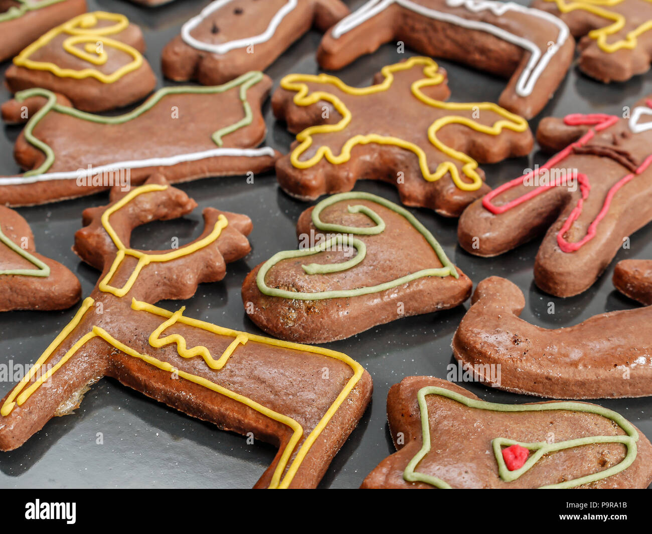 Saisonal geprägt Lebkuchen cookies mit bunter Zuckerglasur Stockfoto