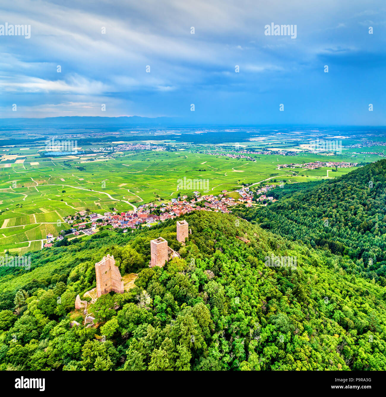 Die drei Burgen von Eguisheim oder Husseren-les-Châteaux im Département Haut-Rhin - Elsass, Frankreich Stockfoto