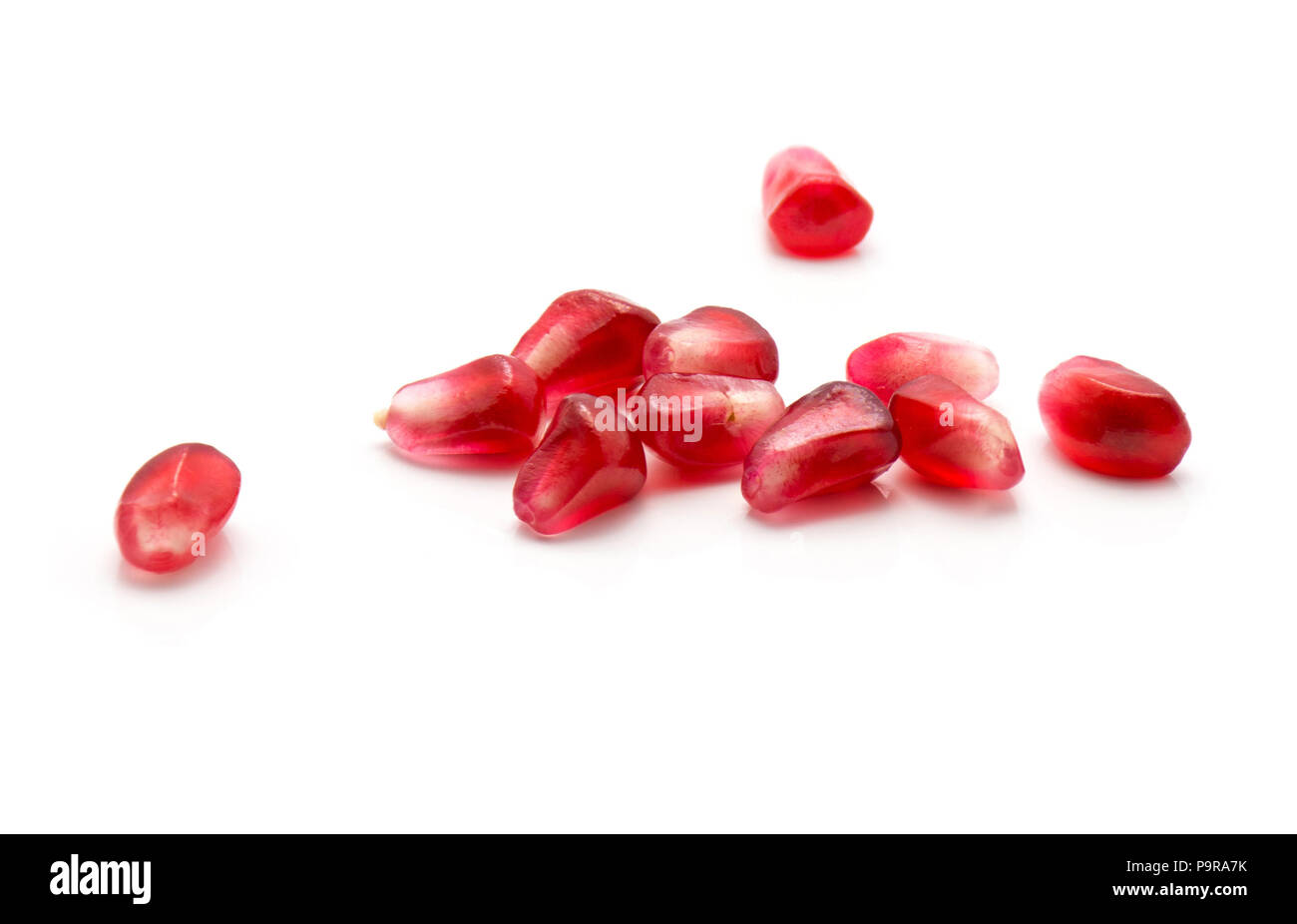 Granatapfel Körner auf weißem Hintergrund Stockfoto