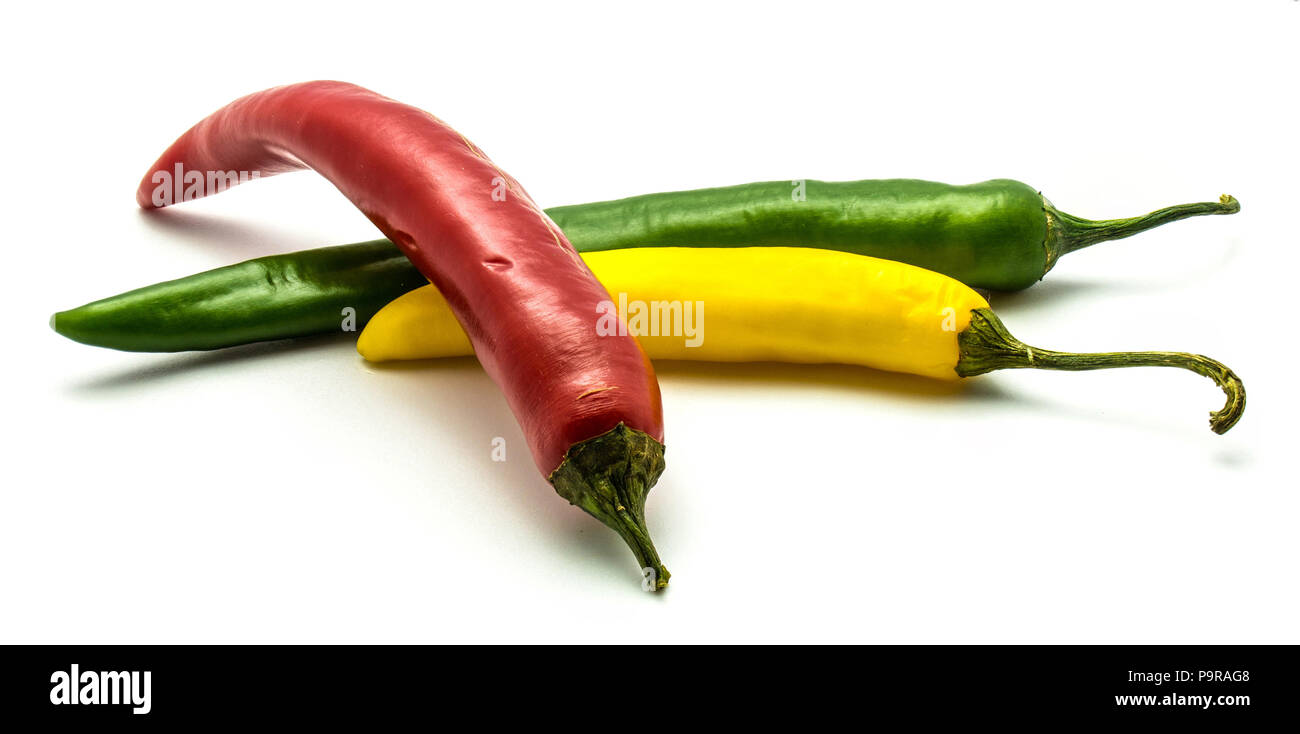 Rot, Grün und Gelb, Cayenne Chili peppers auf weißem Hintergrund ganze Stockfoto