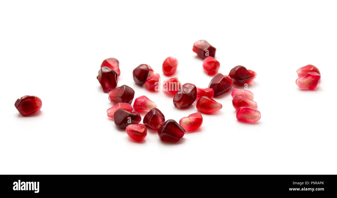 Haufen von ruby Granatapfel Körner auf weißem Hintergrund wie Juwel isoliert Stockfoto