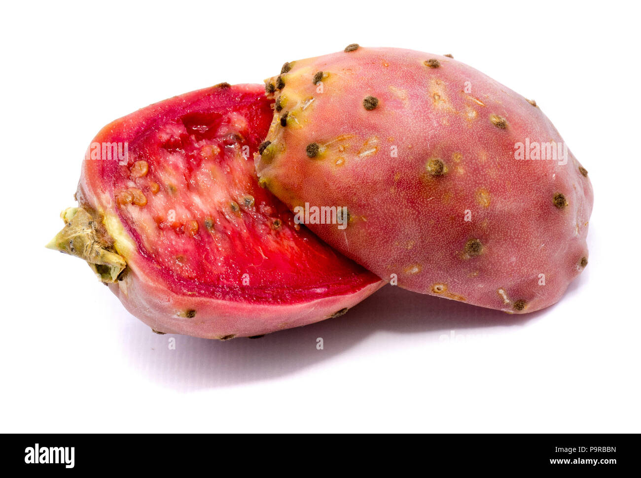 Die beiden Hälften des rosa Feigenkaktus auf weißem Hintergrund in Scheiben geschnitten Stockfoto