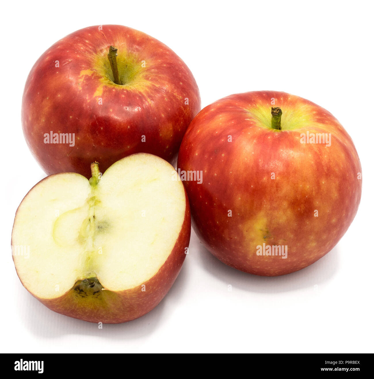 Red Kanzi Äpfel, zwei ganze, Hälfte, auf weißem Hintergrund Stockfoto