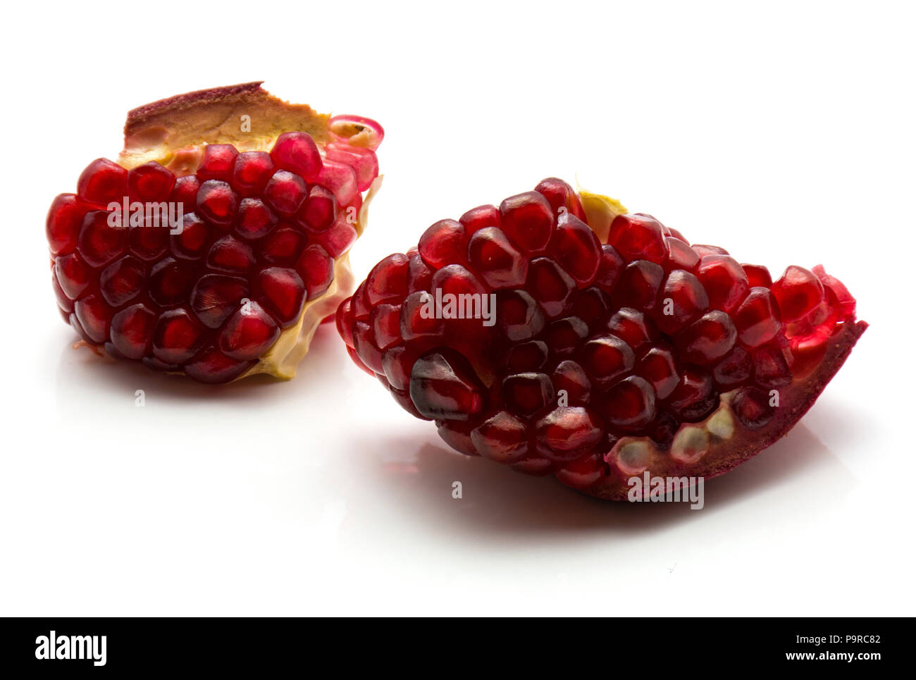 Granatapfel Teile mit Körnern auf weißem Hintergrund split öffnen Stockfoto