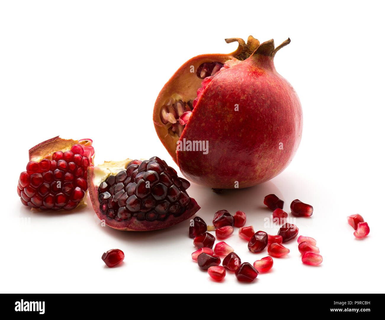 Granatapfel mit Körnern auf weißem Hintergrund öffnen Stockfoto