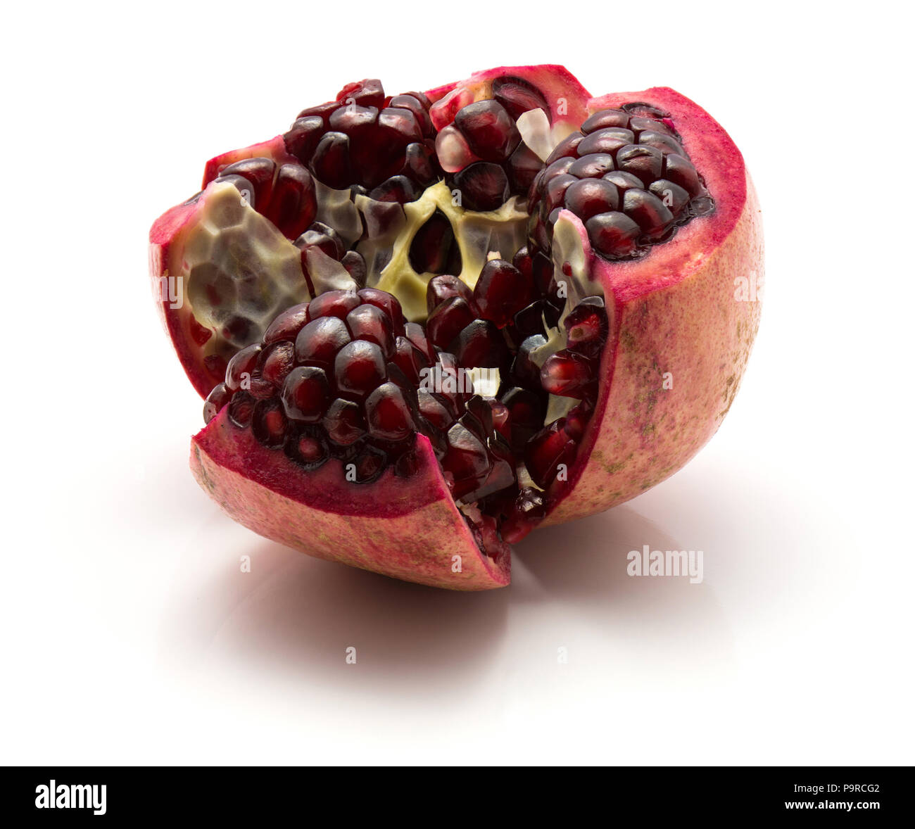 Ein offener Granatapfel auf weißem Hintergrund Stockfoto