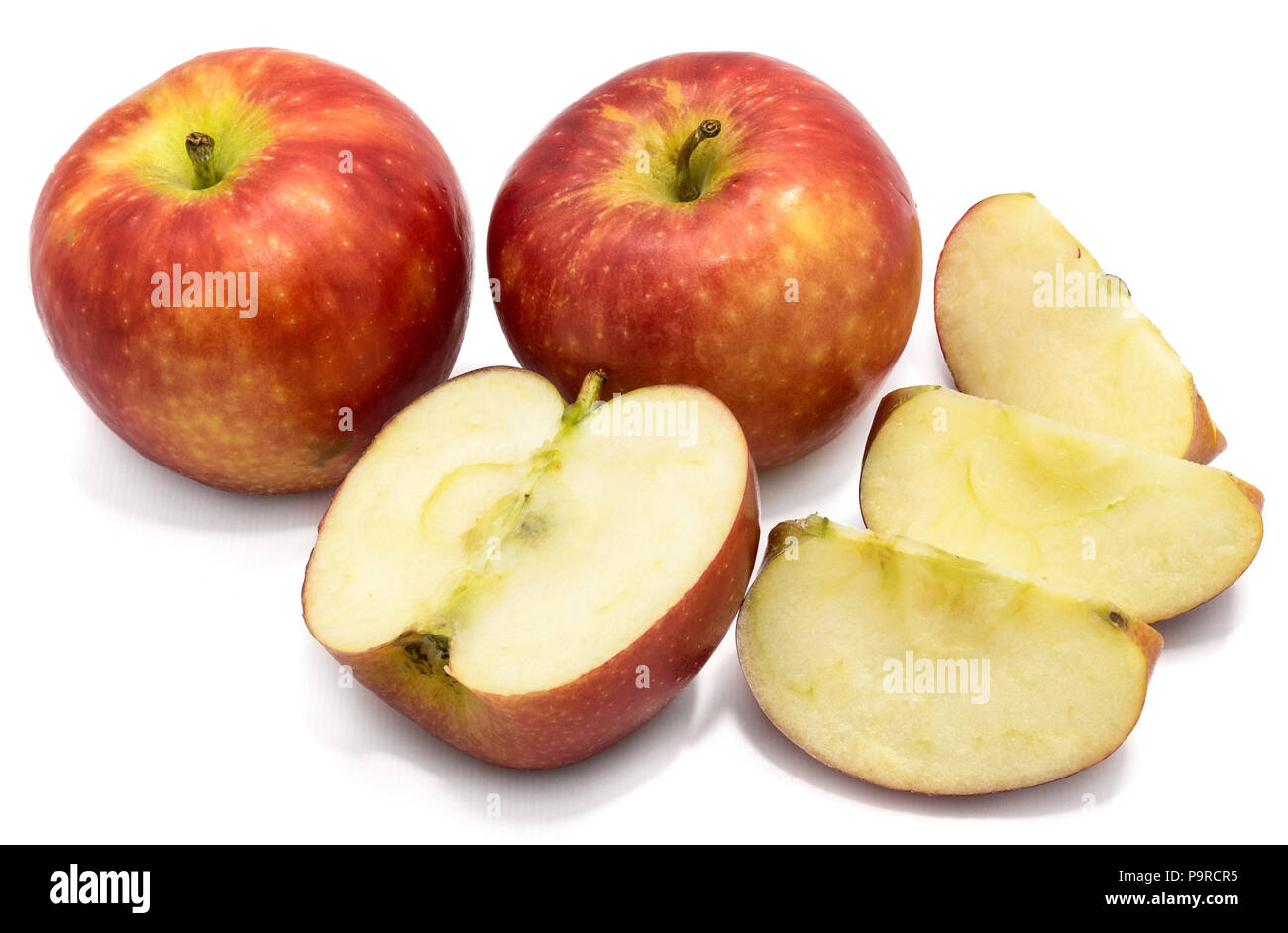 Zwei ganze Kanzi Äpfel, Hälfte, drei Schichten, auf weißem Hintergrund Stockfoto