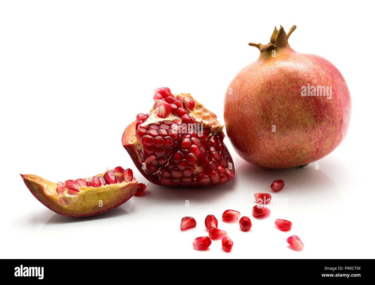 Frische reife Granatapfel auf weißem Hintergrund Stockfoto