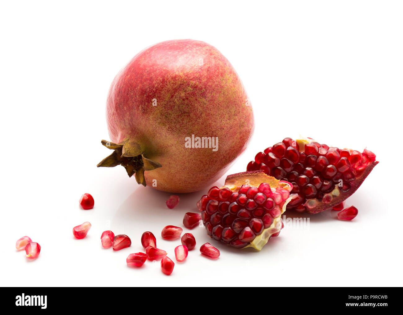 Frischer Granatapfel mit der geoffenbarten Körner auf weißem Hintergrund Stockfoto
